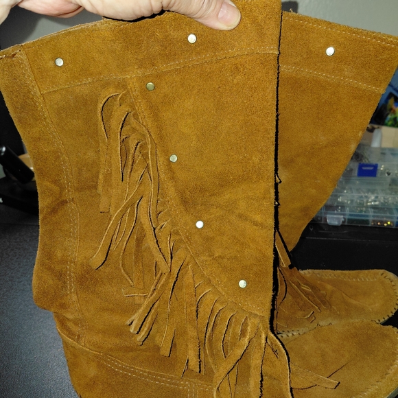 Minnetonka Shoes - Vintage Minnetonka Brown Leather Stud And Fringe Detail Size Ladies 9 Preloved